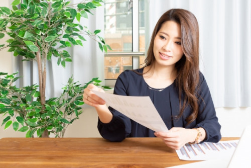 書類をチェックする女性